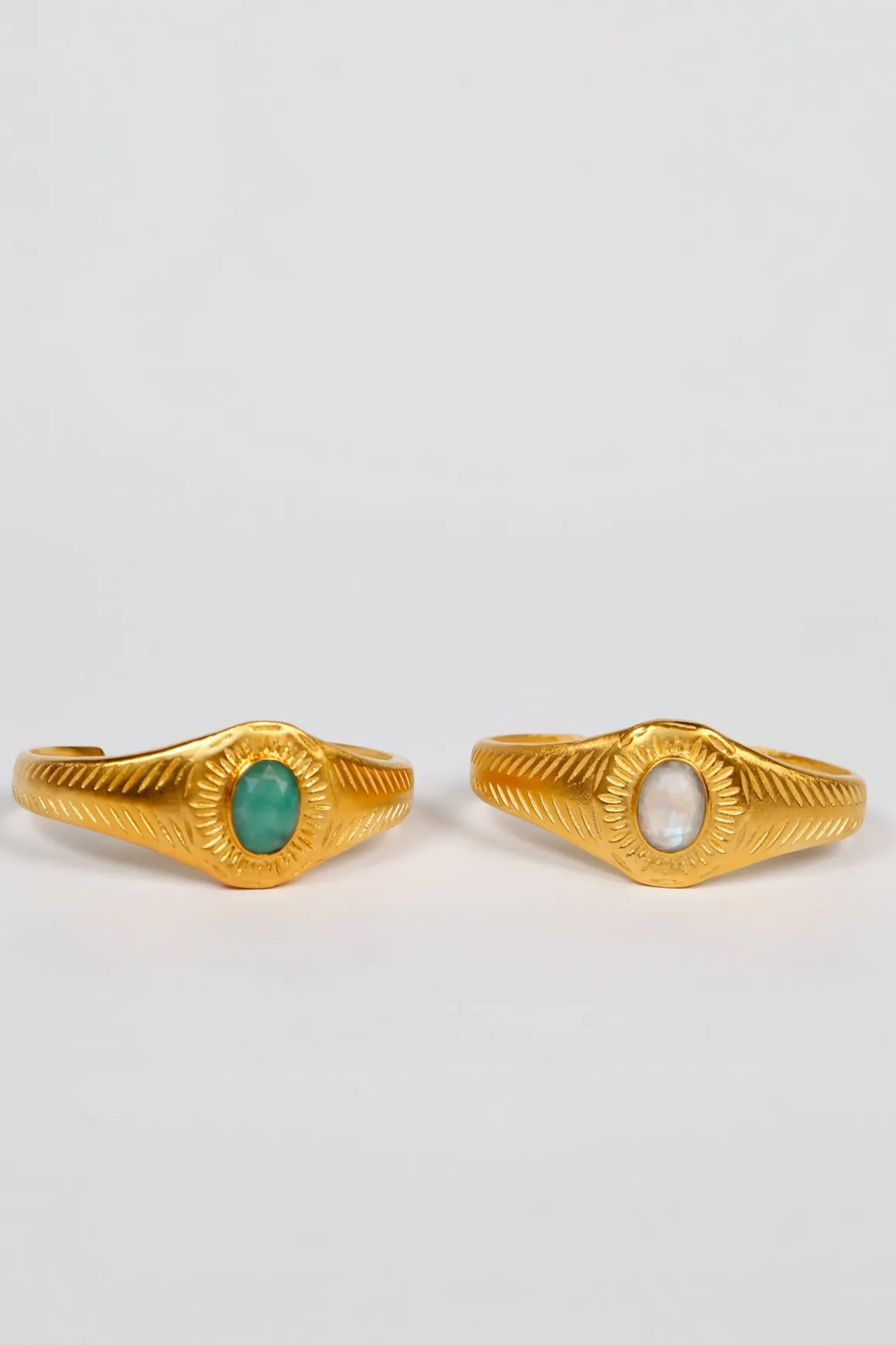 HANKA Osiris Bangle in Raw Emerald